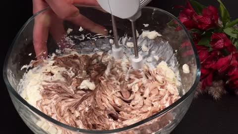 Snickers Käsekuchen, der in deinem Mund schmilzt! 5-Minuten-Rezept! Sie werden staunen!