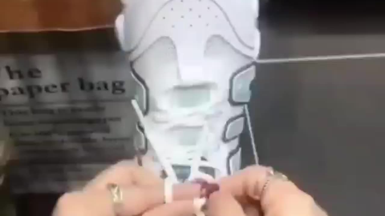 Lifehack Beautiful butterfly knot for sneakers 👟 Tell the girls about this method.