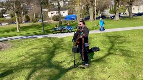 Le città vuote, un po' di musica al parco nel primo giorno di primavera - O sole mio cover