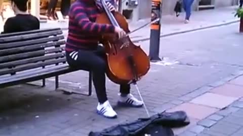Music (cello) in Montevideo's Ciudad Vieja