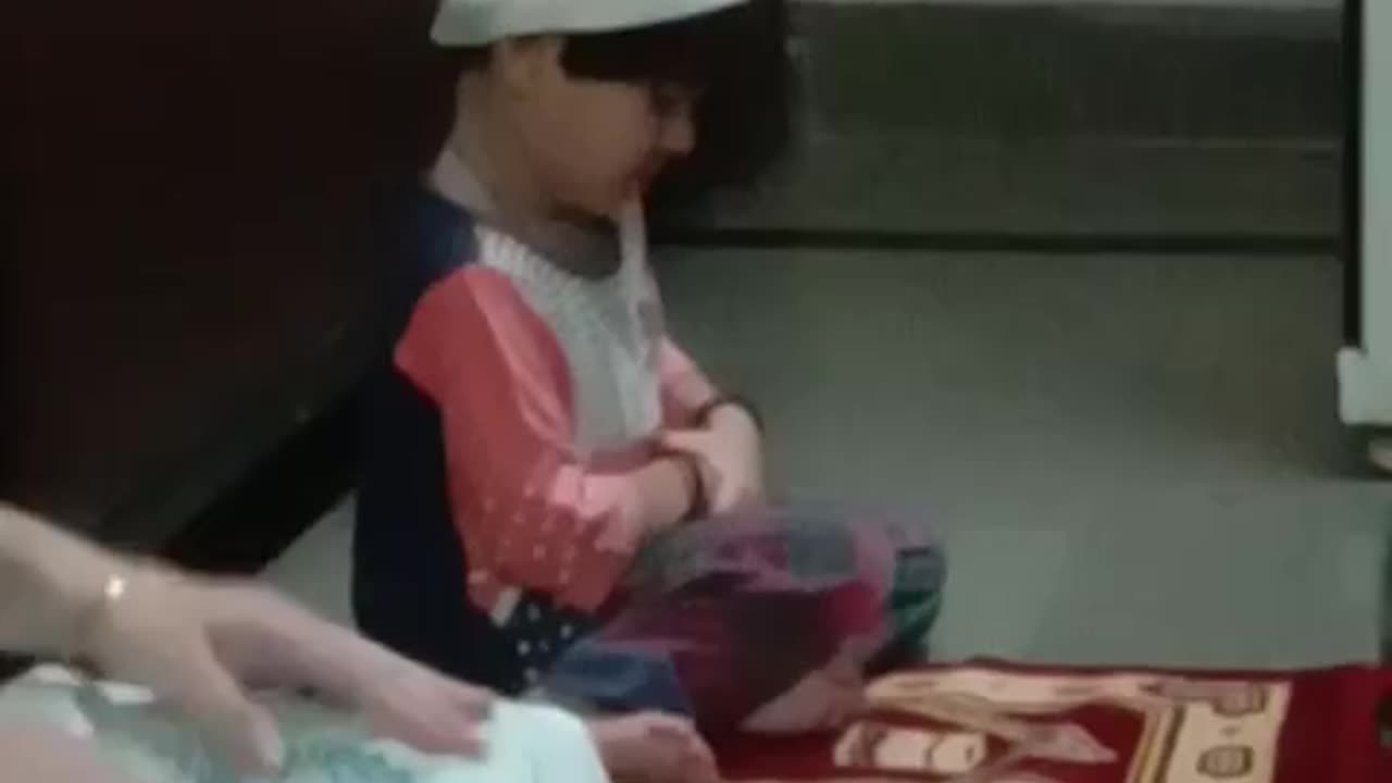 2 years old daughter praying with her mother
