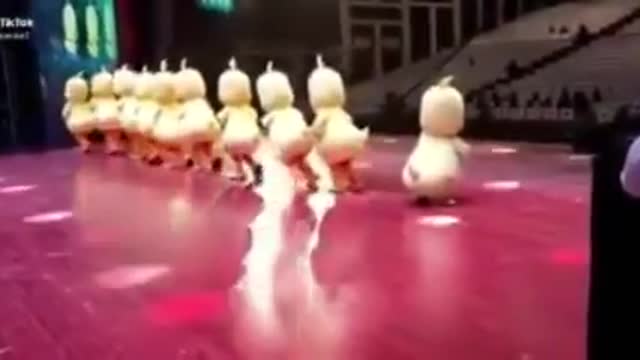 DUCK DANCER FORGET TO LEAVE STAGE😂