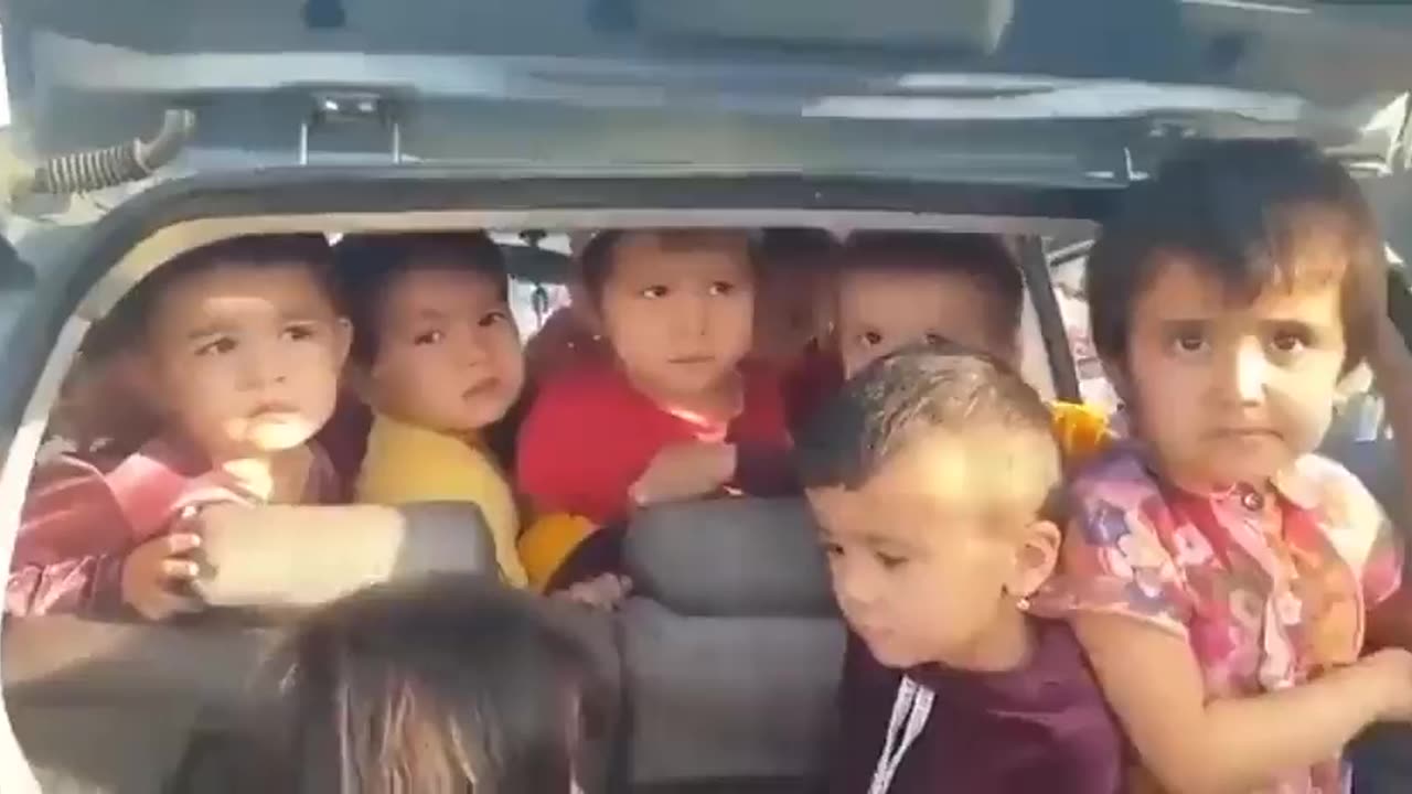 아기 25명을 팔러 가던 운전자 검거함. : 성적 목적과 장기 적출 목적으로 팔려가던 중.avi