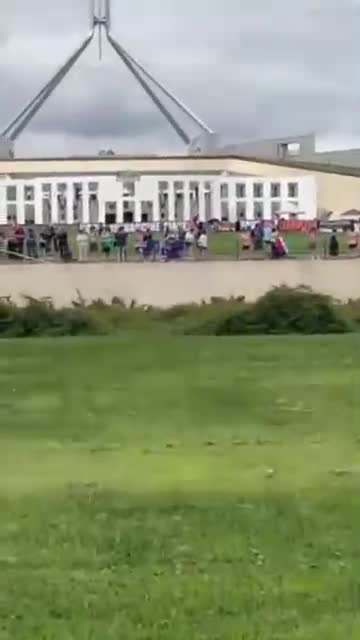 Australian govt formed road blocks at Parliament House as convoy starts to arrive in capital city