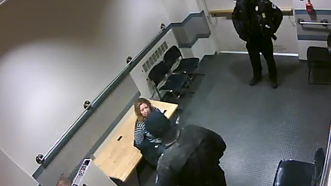 1657HQOB02PrisonerProcessingLobby_2021-01-06_20h00min00s827ms.mp4