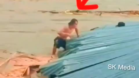 HOUSE IS SWEPT AWAY BY THE CURRENT OF THE SWOLLEN RIVER AND MAN IS TRAPPED ON THE ROOF😰😰😰😰