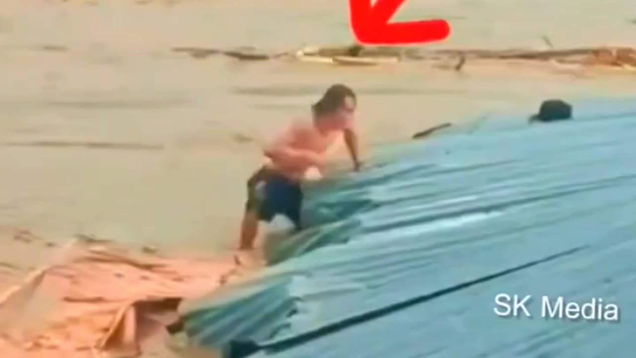 HOUSE IS SWEPT AWAY BY THE CURRENT OF THE SWOLLEN RIVER AND MAN IS TRAPPED ON THE ROOF😰😰😰😰