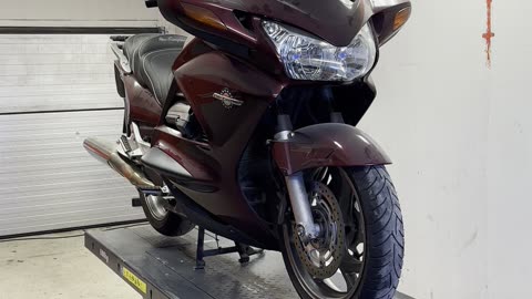 Nimalift Deluxe 600 Motorcycle Lifting Table and a 320kg Honda ST1300A Pan European.