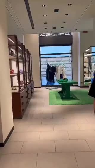 VERGOGNA a Firenze: La Bottega Veneta non vende a clienti russi