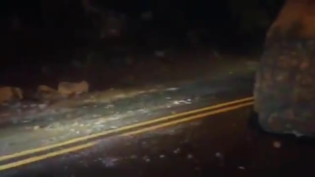 Video: Rocas gigantes caen a la vía San Gil - Bucaramanga tras fuerte tormenta