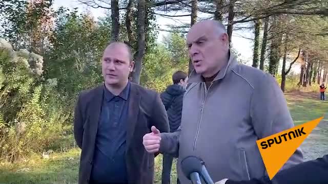 Аслан Бжания проверил, как идут работы по установке освещения на республиканской трассе