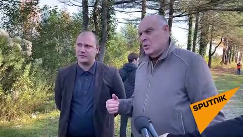 Аслан Бжания проверил, как идут работы по установке освещения на республиканской трассе