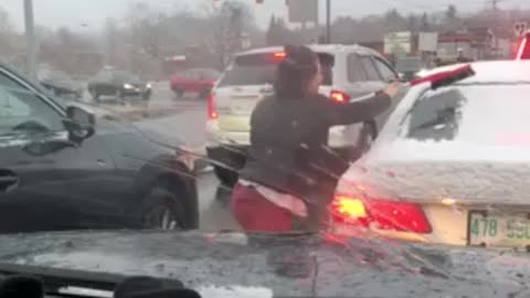 Driver stopped in traffic jumps out to clean stranger's windshield