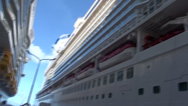 Walking between the Harmony of the Seas and the Norwegian Bliss in Sint Maarten