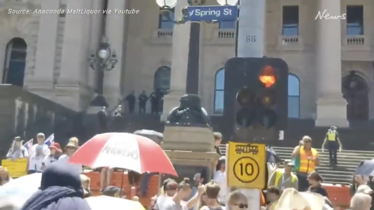 Thousands of protesters hit Melbourne streets over vaccine mandates