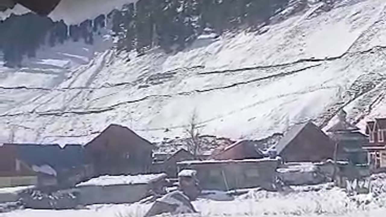 Kashmir ki wadiya baraf se odai huwa