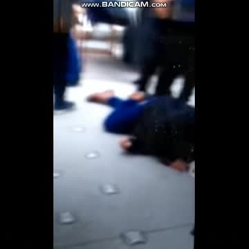 Θεσσαλονίκη χθες ..'Ενας άνθρωπος έπεσε κάτω 15λεπτα μετά την ένεση. .βγάζει αίμα..