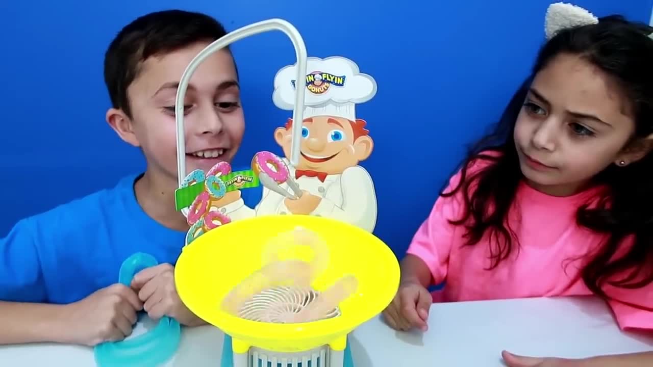 Fryin Flyin Donuts Game Challenge! Family Fun Video