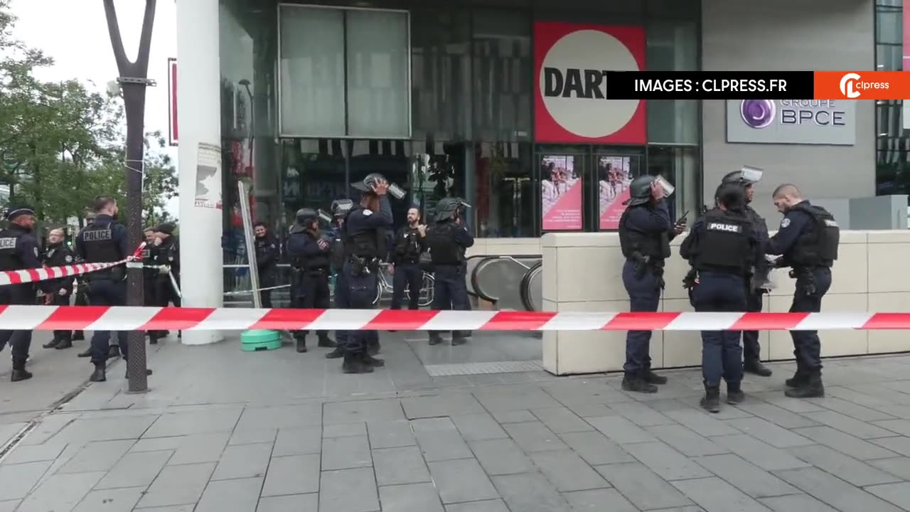 woman threatens to blow up the subway shouting "Allah Akbar" and the French police shoot her.