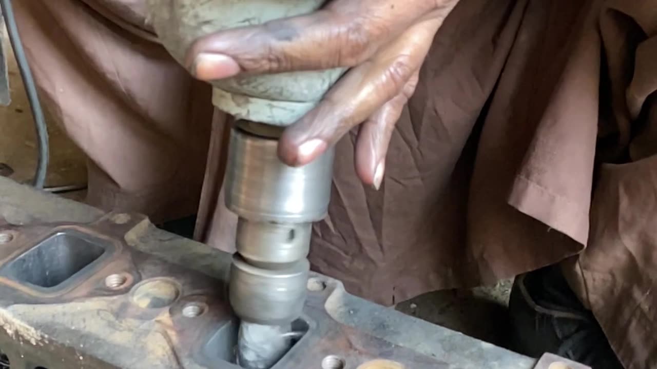 Engine head cleaning slow motion #slowmotion #ytshorts #shorts #engine