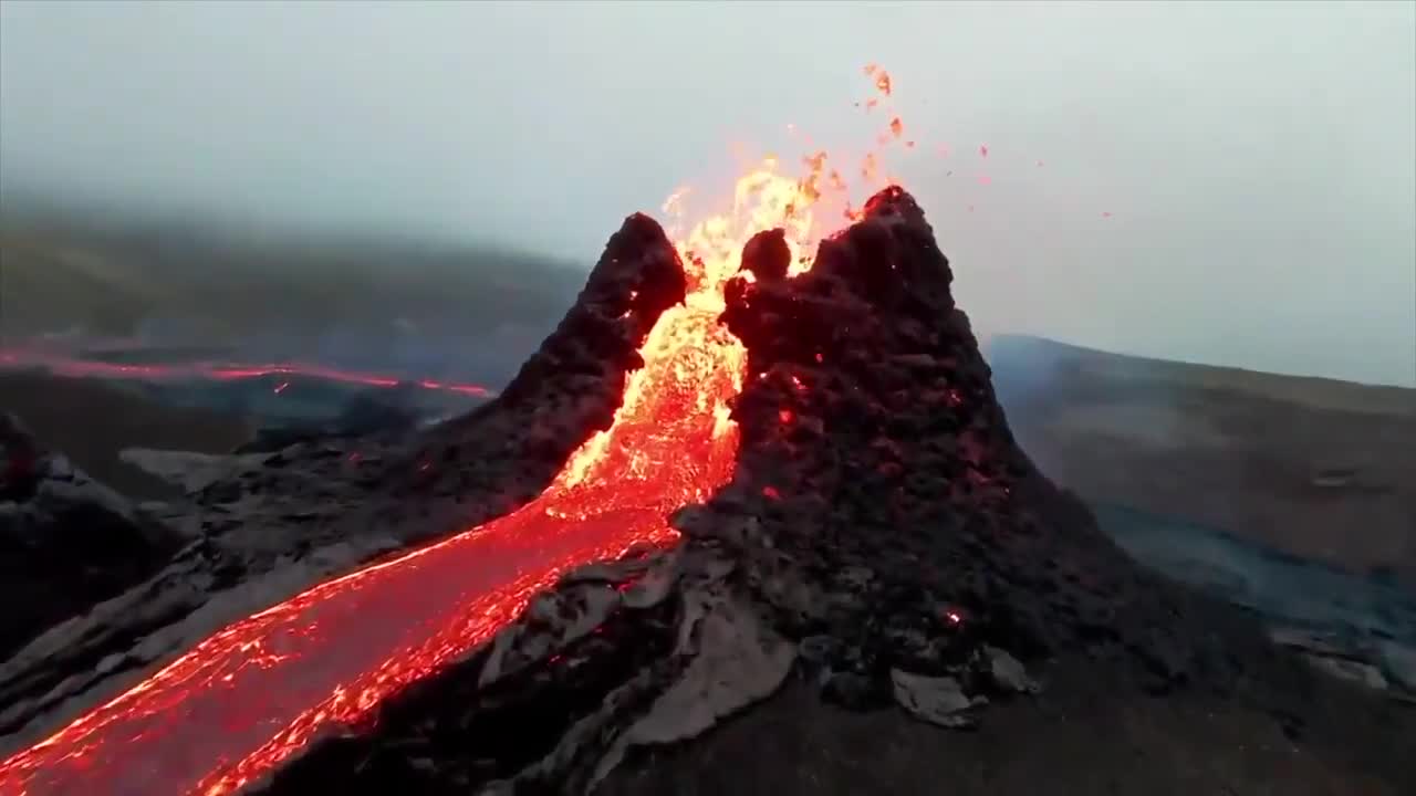 Drone catches close view of islandic volcano 🔥