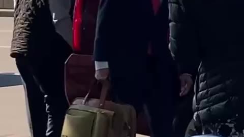 Biden si nosí jako prezident USA sám i svoje tašky