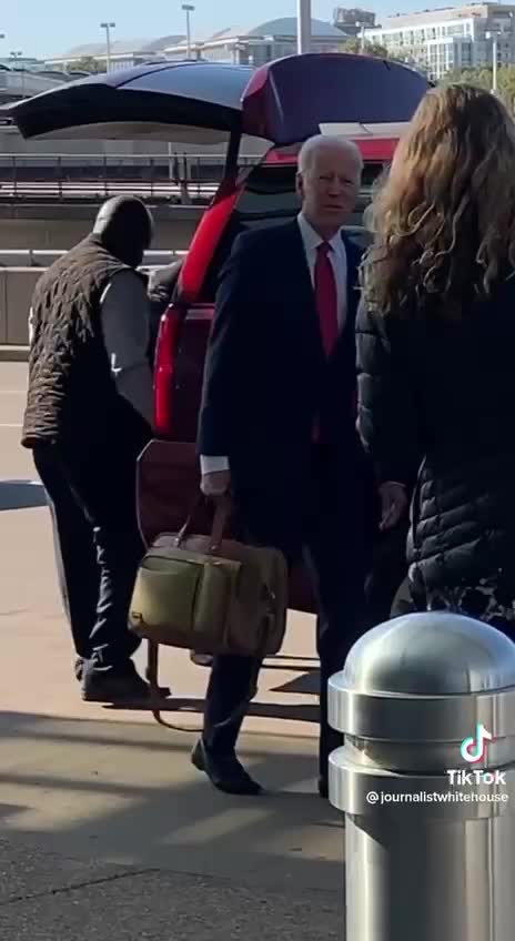 Biden si nosí jako prezident USA sám i svoje tašky