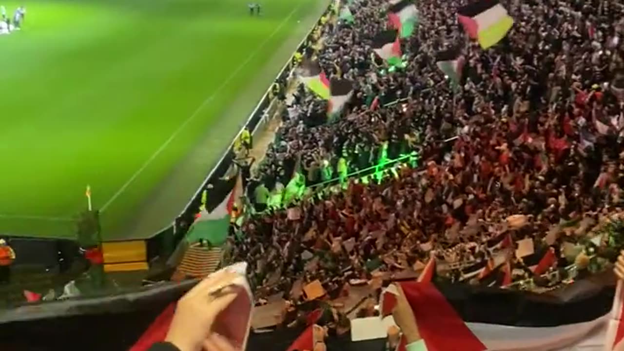 🇮🇪🇵🇸After Celtic FC told fans not to bring out any flags,they brought out Palestine flags anyway