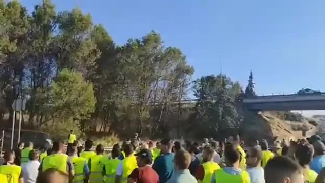 Spain: Farmers block Highway in Andalusia protesting rising fuel and essential goods prices