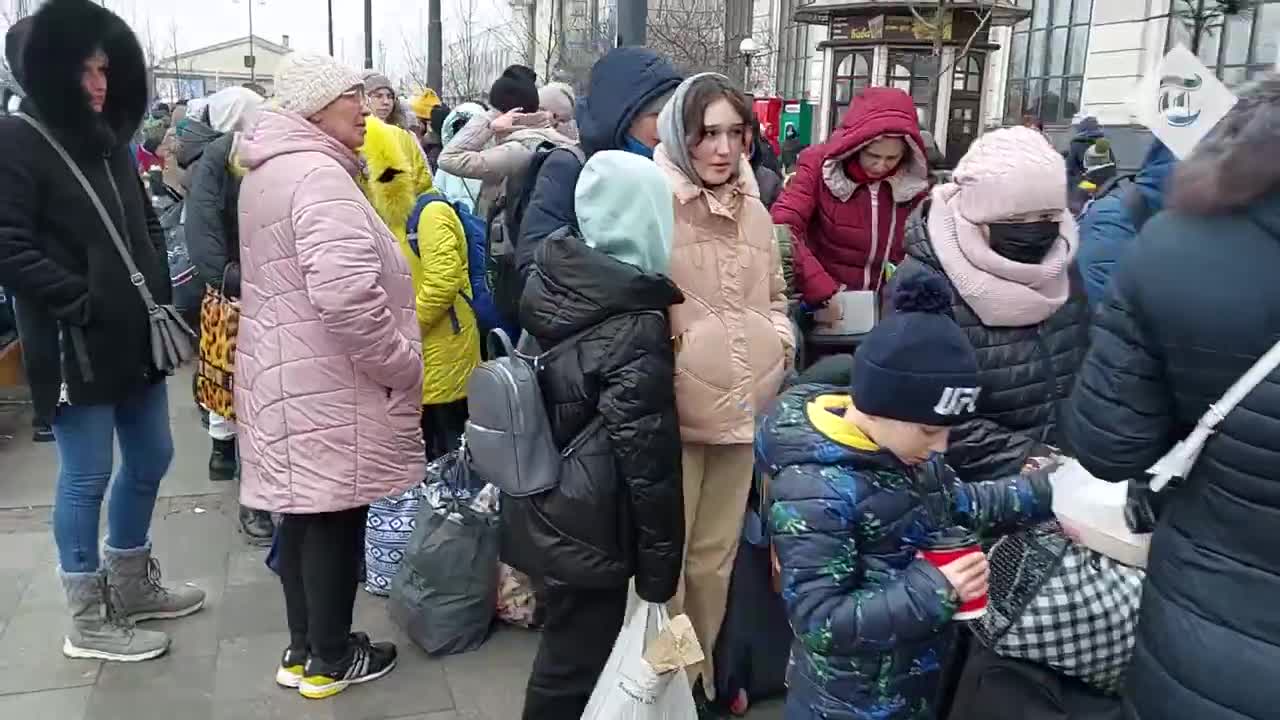 Lviv residents flee Ukraine fearing Russian onslaught on city _ Russia-Ukraine w