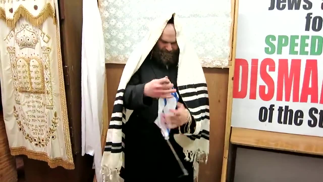 Hasidic Rabbi tearing the Israeli flag in the Synagogue