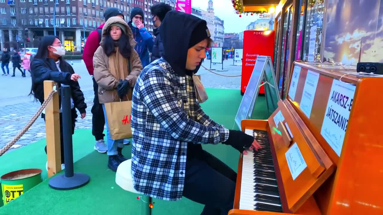 CHRISTMAS SONGS PUBLIC PIANO MASHUP BUDAPEST