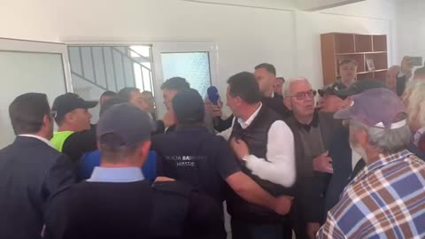 Incident në Himarë, mbështetësi i Belerit pështyn në fytyrë Vangjel Tavon