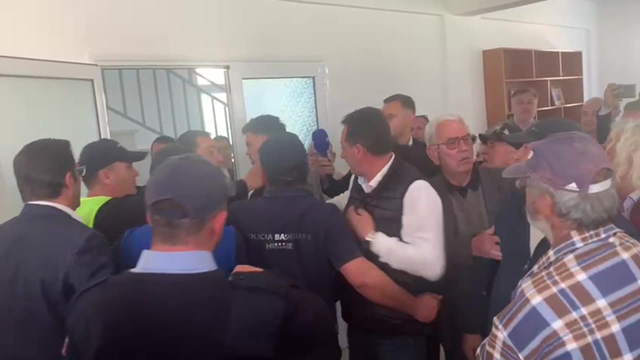 Incident në Himarë, mbështetësi i Belerit pështyn në fytyrë Vangjel Tavon