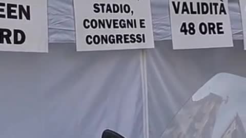 La cosa che mi fa tanto ridere è che è chiuso e non c'è un cane