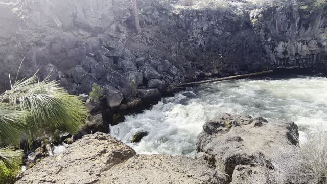 Wild Wonderful Delightful Deschutes River – Central Oregon – 4K