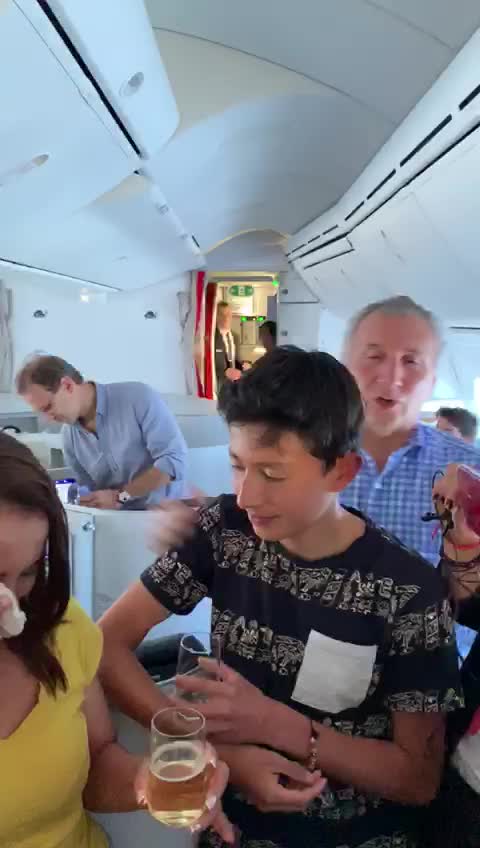 Mamá de Egan Bernal tuvo que celebrar en un avión el triunfo de su hijo