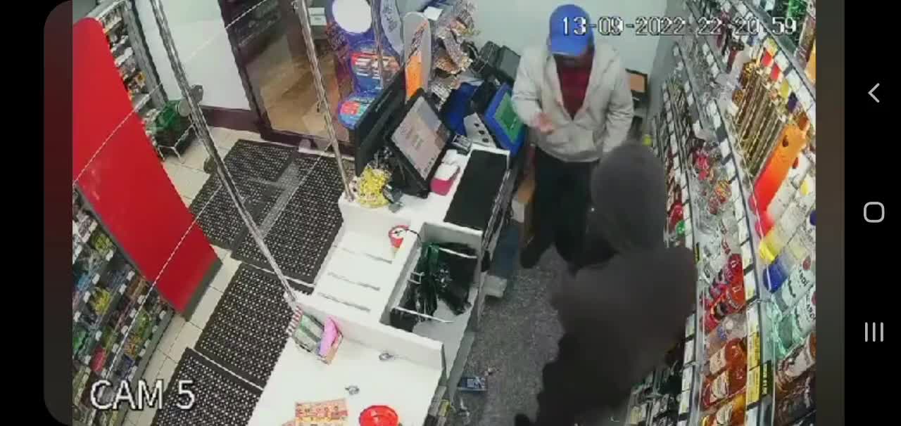 Store Clerk Refuses to Hand Over Money to Thief, Then Turns the Tables