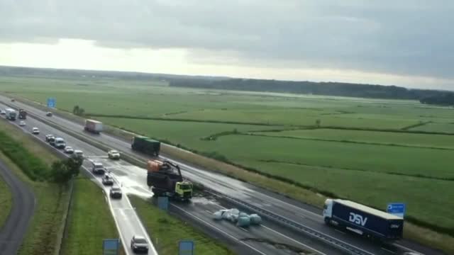 Dutch Farmers: Grind freeways to a halt