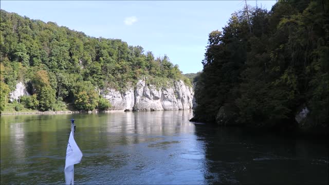 Mit dem Schiff durch den Donaubruch