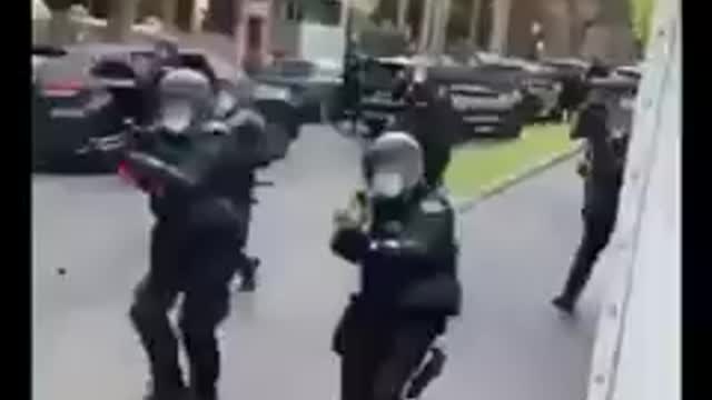 🔴[AUSTRALIA] Ludzie wstają z kolan