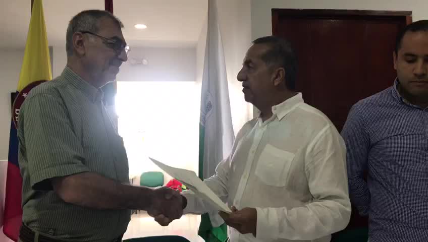 William Dau recibe credencial