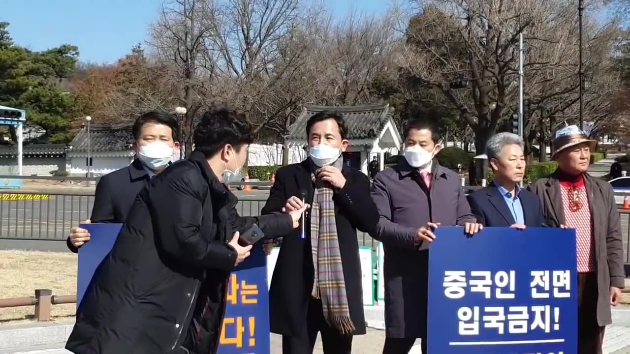 20200226_V3_S01(UMm7v988daA)세번째 청와대앞 일인시위로 행동으로 보이는 김진태의원