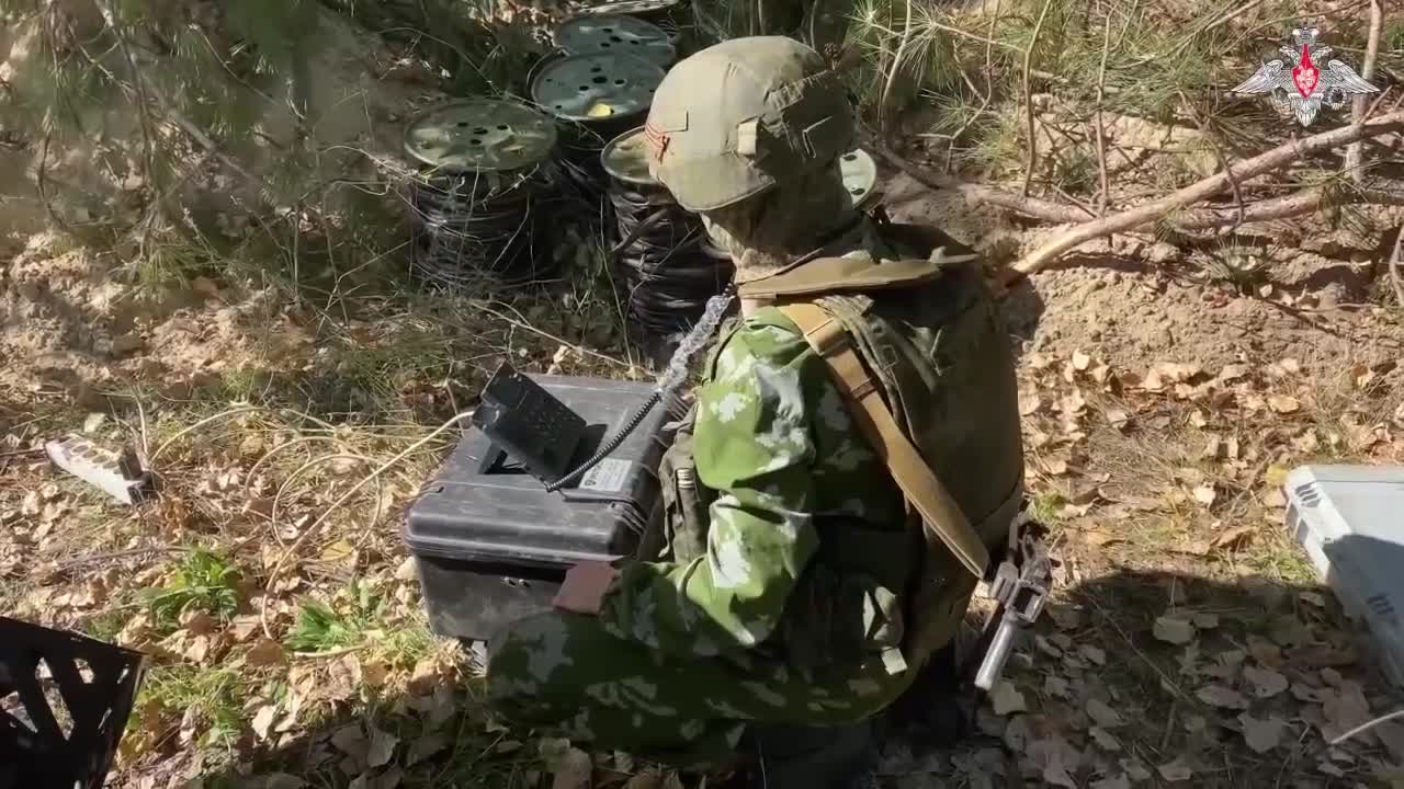 The Airborne Troops’ signal units set up field command posts and communication centres