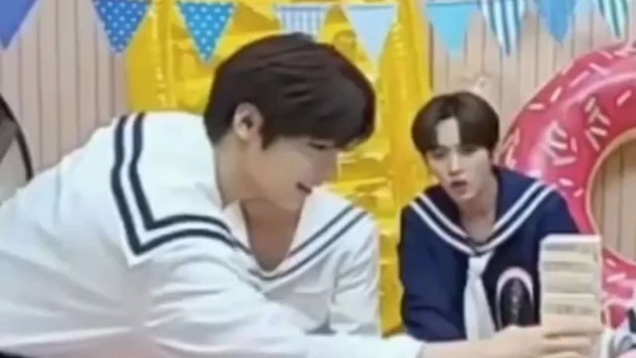 STRAYKIDS - When Lee Know and other members play game -- Funny moments