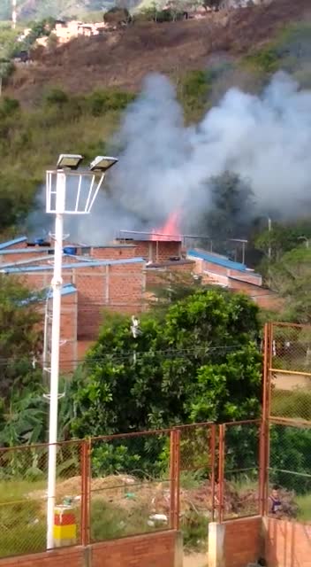 Bomberos intentan controlar incendio en el norte de Bucaramanga