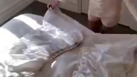 How to fold fitted sheets