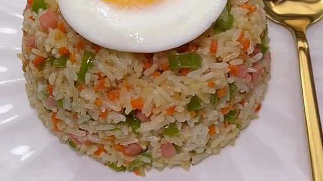 A simple fried rice with eggs can make you happy all day