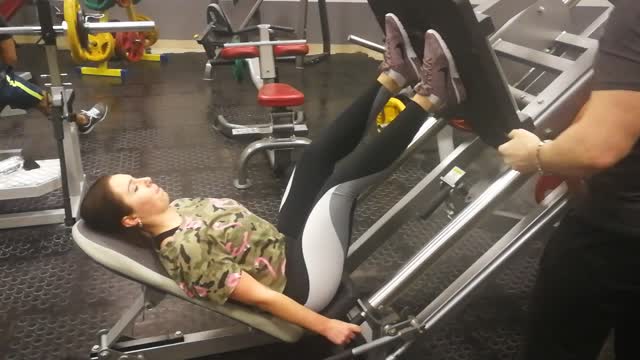 beautiful girl leg press 250 kilos