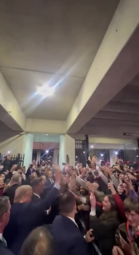 Trump arrives at Williams-Brice Stadium! 🇺🇸